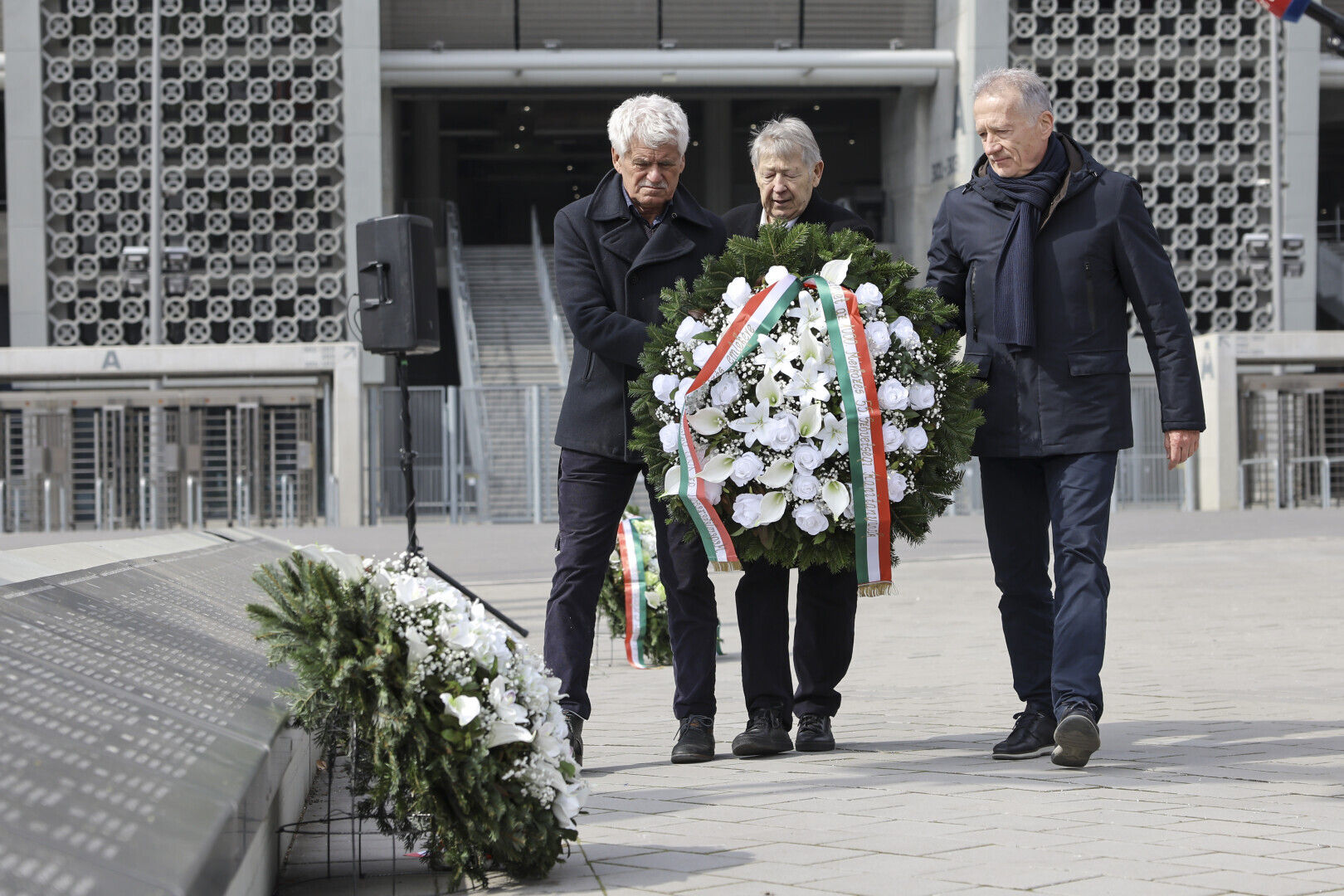 1000. válogatott mérkőzés - koszorúzás az MLSZ centenáriumi emlékművénél